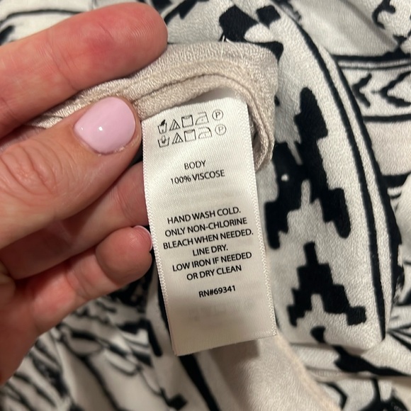 RACHEL Rachel Roy | Black and White Lightweight Wrap - Picture 8 of 9